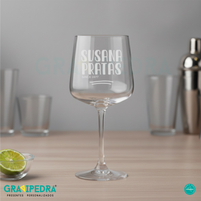 Copo de vinho transparente com texto personalizado em branco
