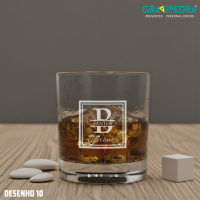 Copo de vidro com bebida castanha e gravação personalizada