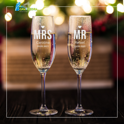 Duas taças de champanhe com inscrições personalizadas MRS Carolina e MR Rafael, data 20.05.2021