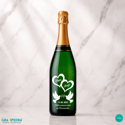 Garrafa verde de champanhe com rótulo branco personalizado para aniversário de casamento
