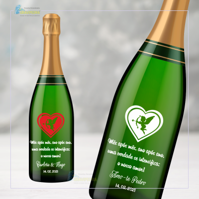 Duas garrafas de champanhe verdes com rótulos brancos em forma de coração e texto em português