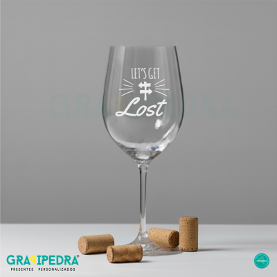 Copo de vinho transparente com texto branco LET'S GET Lost e rolhas à volta