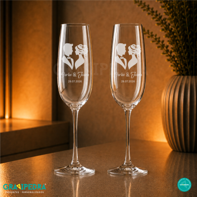 Dois copos de champanhe com design de casal e texto personalizados