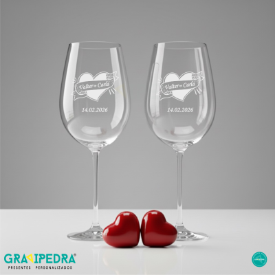 Dois copos de vinho gravados com nomes e data, decorados com corações vermelhos.