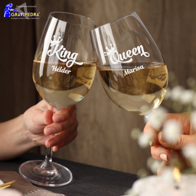 dois copos de vinho com inscrições King Hélder e Queen Marisa