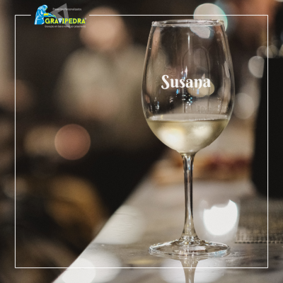 Taça de vinho branco com nome 'Susana' impresso