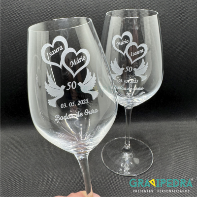 Dupla de taças de vidro personalizadas com gravação de Bodas de Ouro
