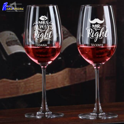 Duas taças de vinho com inscrições personalizadas, vinho rosé, fundo com garrafas de vinho
