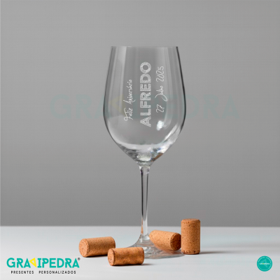 Taça de vinho personalizada com nome e data ao centro e rolhas de cortiça à volta