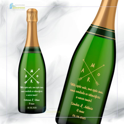 Garrafa de champanhe verde com etiqueta dourada e texto em português