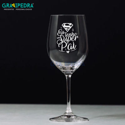 Copo de vinho transparente com texto branco 'Eu tenho um Super Pai'