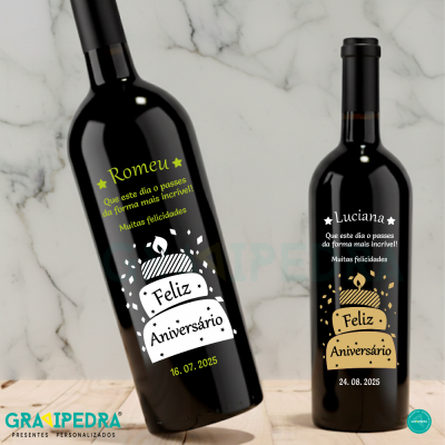 Duas garrafas de vinho personalizadas para aniversários sobre uma mesa com fundo de mármore claro