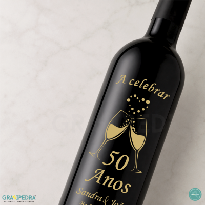 Garrafa preta com rótulo dourado personalizado para 50 anos