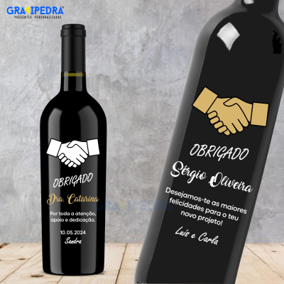 Garrafas de vinho personalizadas com mensagens de agradecimento em português