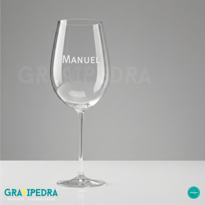 Copo de vidro para vinho com palavra MANUEL gravada.