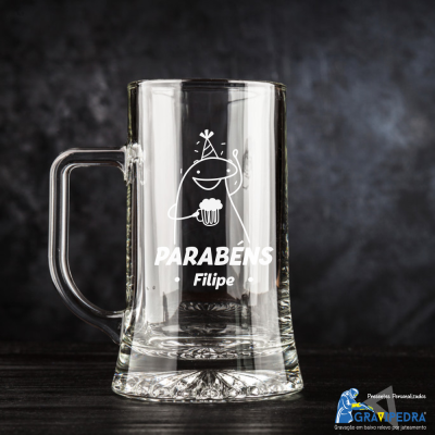 Copo de vidro transparente tipo caneca com desenho e texto branco