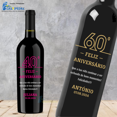 Duas garrafas de vinho tinto com rótulos de aniversário personalizáveis numa superfície de madeira