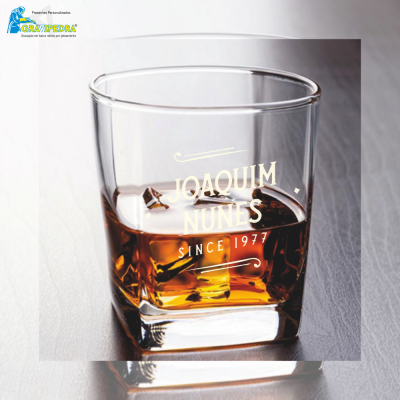 Copo de vidro quadrado transparente com gravação JOAQUIM NUNES
