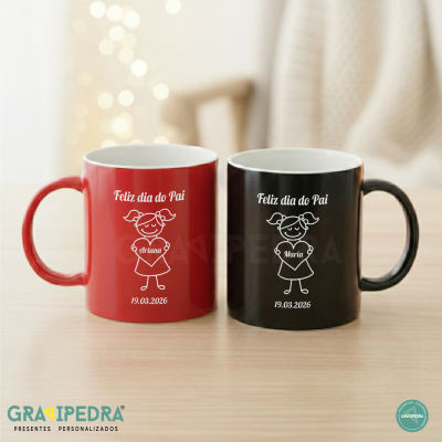 Duas canecas cerâmicas vermelha e preta com texto e desenho de menina