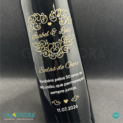 Garrafa preta decorada dourada e texto branco para bodas de ouro com nomes e data