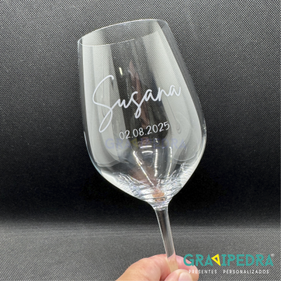 Cálice de vinho de vidro transparente com texto branco Susana 02.08.2025