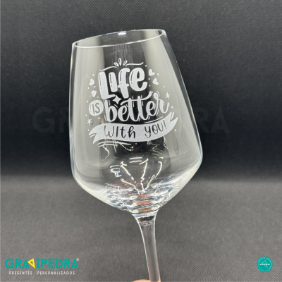Copo de vidro para vinho com texto gravado em branco
