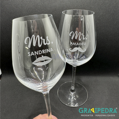 Dois copos de vinho personalizados, um com texto Mrs. Sandrina e lábios, outro com Mr. Amadeu e bigode