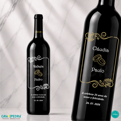 Duas garrafas de vinho tinto com rótulos personalizados para comemoração de aniversários de casamento.