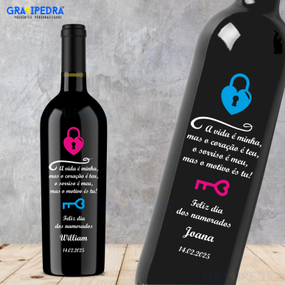 Garrafa de vinho com rótulo personalizado com cadeado, chave e texto romântico em fundo preto