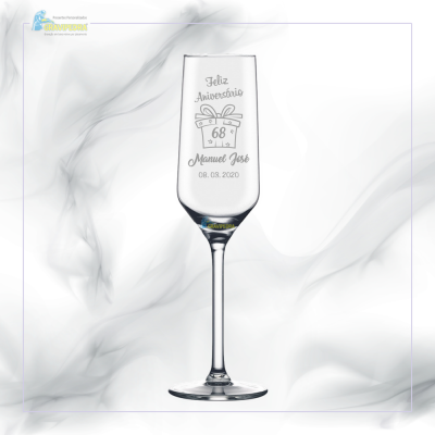 Copo de vidro tipo flute com mensagem de aniversário gravada