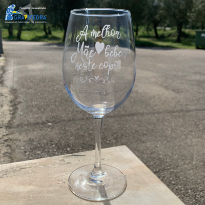Taça de vidro transparente com gravação para mãe em ambiente exterior