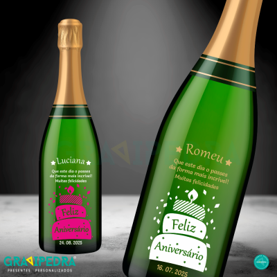 Duas garrafas verdes de champanhe com rótulos personalizados de aniversário
