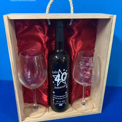 Conjunto de presente com garrafa de vinho e duas taças em caixa de madeira