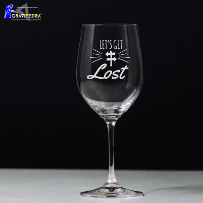 Copo de vinho em vidro transparente com texto e ilustração gravados