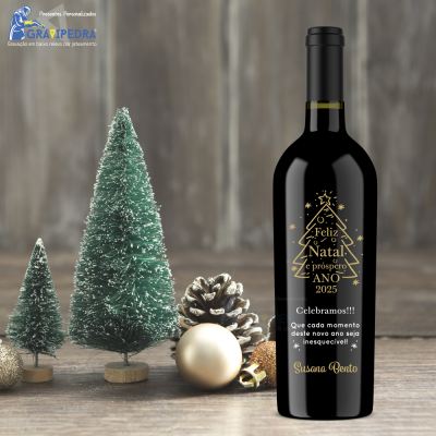 Garrafa de vinho com etiqueta de Natal preta e dourada junto a decorações de Natal em madeira.