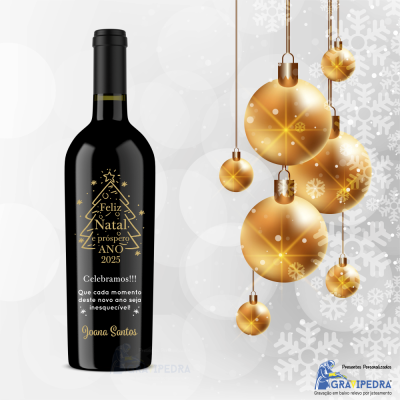 Garrafa de vinho preta com rótulo dourado de Natal e bolas douradas de decoração