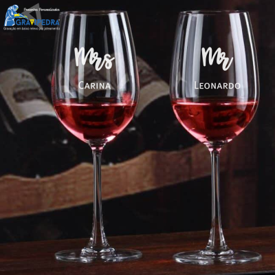 Dois copos de vinho com personalização de nomes Mrs CARINA e Mr LEONARDO com vinho tinto