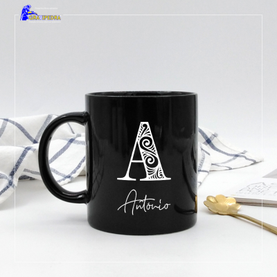 Caneca preta de cerâmica com letra A decorativa e nome António em branco