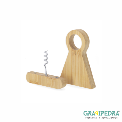 Saca-rolhas de madeira e suporte em madeira em forma de chave sobre fundo branco com logotipo.