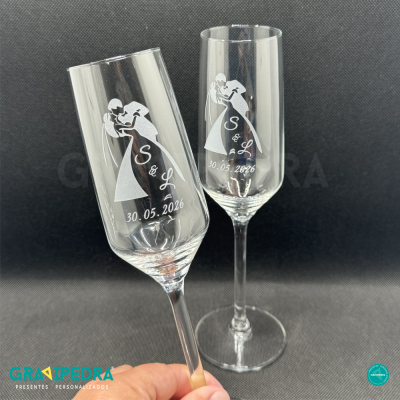 Duas taças de champanhe personalizadas com ilustração de noivos e data de casamento 30.05.2026.