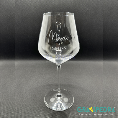 Copo de vinho transparente com texto Môrco Since 1977