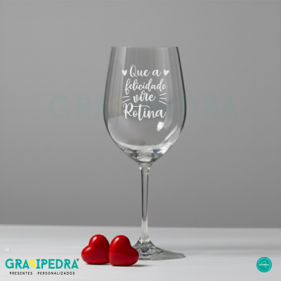 Copo de vinho com texto uma frase inspiradora e dois corações vermelhos na base.