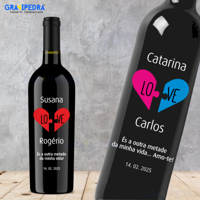 Garrafa de vinho personalizada com corações e texto em português