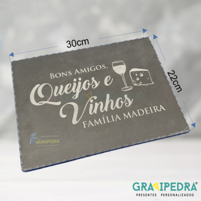 Tabuleiro de ardósia cinza com texto branco sobre queijos e vinhos, medidas visíveis