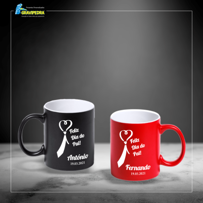 Duas canecas, preta e vermelha, com gravuras e texto de Feliz Dia do Pai e nomes António e Fernando com data