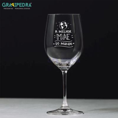 Taça de vinho transparente com inscrição A MELHOR MÃE DO MUNDO.