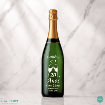 Garrafa de espumante verde com rótulo personalizado branco e tampa dourada