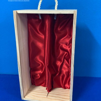Caixa de madeira com interior forrado em tecido vermelho acetinado