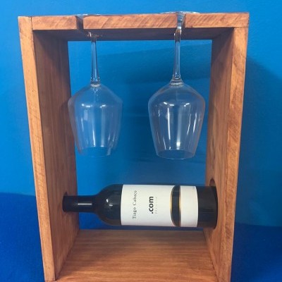 Estrutura de madeira com garrafa de vinho e dois copos de vidro