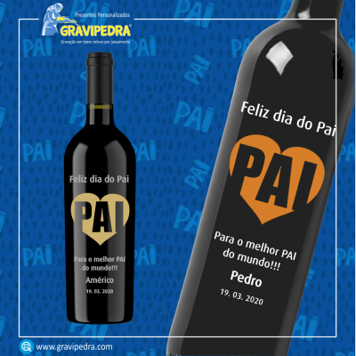 Duas garrafas de vinho tinto com rótulos personalizados para o Dia do Pai em fundo azul com padrão da palavra PAI.